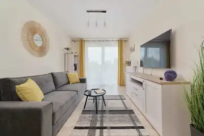 Image de Bright two-bedroom apartment | Garage and desk