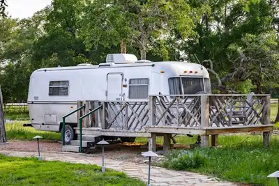Image de Fabulous Cozy Airstream Perfect for a Small Family Unique Escape in Texas