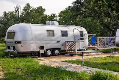 Image de Newly Renovated Camper with Fresh Decor and Tiny Deck in Texas