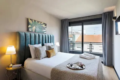 Image de Panoramic Balcony Living by HostWise