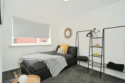 Image de Cosy 2 Bed House | Parking | 27 mins to Manchester