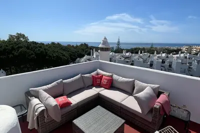 Image de Charmant appartement doté de terrasses accueillantes, à deux pas de la plage.