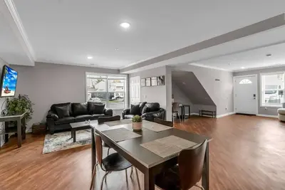 Image de Modern 3 Bedroom, 3 Bath First-Floor Stay