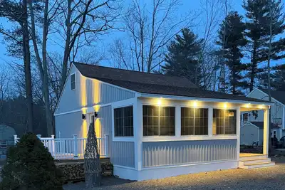 Image de Bright, Modern Coastal Cottage — Walk or bike to the Beach