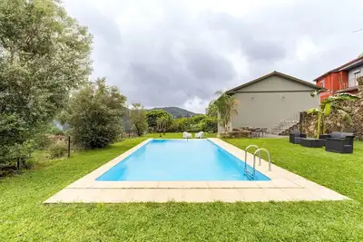 Image de Retraite moderne avec piscine et jardin