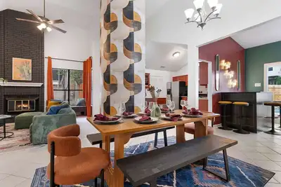 Image de The Lone Star Oasis • Pool, Karaoke, & Game Room