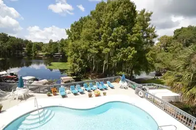 Image de Cozy 1st Floor River View Condo w/ Screen Porch-Minutes to Rainbow River! Kayak!