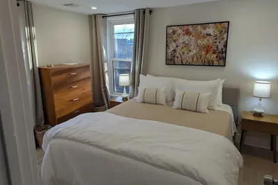 Image de Modern Comfort. Enjoy this centrally located and stylish apartment!