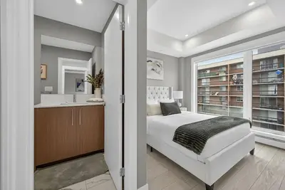 Image de Brand-new 2-bed, 2-bath condo featuring a primary suite with private ensuite bathroom, second bedroom, pull-out sofa in the bright open living area, central Ac, WiFi, secure underground parking. <br><br>Your exclusive urban retreat awaits!