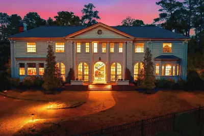Image de Historic Thistle Dhu Mansion w/ Speakeasy 10k Sq Ft in Village of Pinehurst
