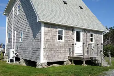 Image de Cozy, tranquil waterfront retreat with a stunning oceanfront view in the pines.