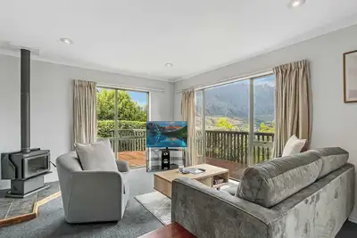 Image de Lakeside Marina Home | Views + Near Airport