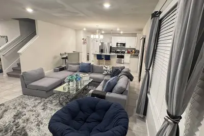 Image de Modern 3br Home w/ Open Floor Plan, Huge Yard & Security System – Move-In Ready