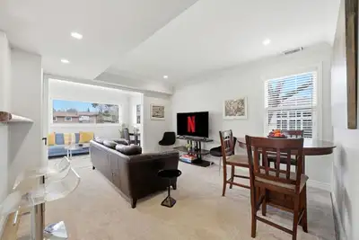 Image de Main Floor 2br Retreat, 2 Parking, 1 Bath & Wi-Fi