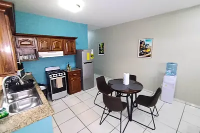 Image de Your home away from home, 15 minutes from the airport!