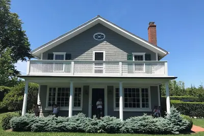 Image de Classic Bridgehampton Farmhouse - Heated Pool - South of Highway - Walk to Town