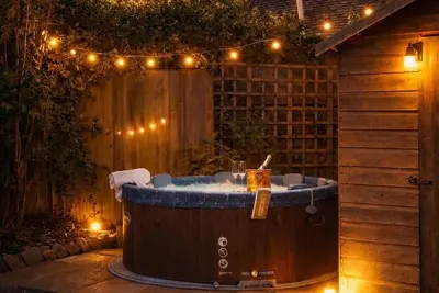 Image de Hot Tub Cottage Near Bury St Edmunds | Log Burner | Dog-Friendly | Sleeps 5