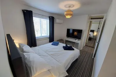 Image de 2-bed flat, Ac, fully enclosed patio, priv. parking
