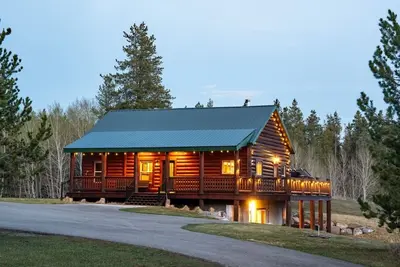 Image de 11 Acres on National Forest - Hot Tub - 5 Cabin Retreat Near Yellowstone