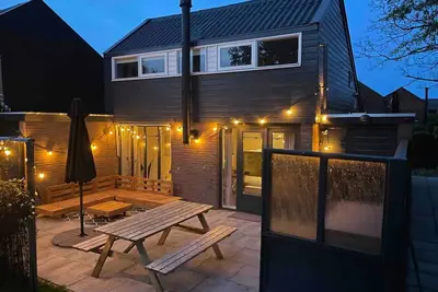 Image de Maison de vacances scandinave avec grand jardin.