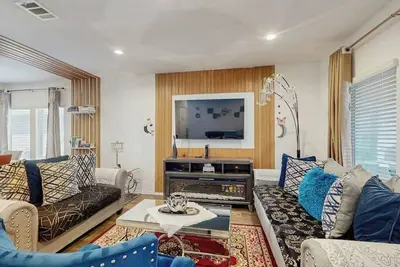 Image de Two-story family-friendly house with fenced yard, patio, private pool table