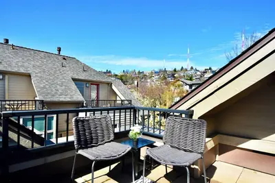 Image de Walk to Space Needle & Climate Pledge 3bd, 3. 5bath, 2 patios, 2 Ev Parking, Ac