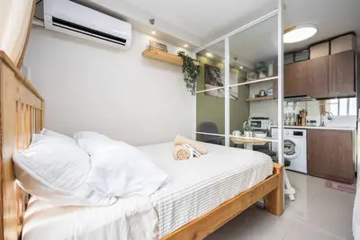 Image de Studio confortable en bois avec balcon et éclairage chaleureux