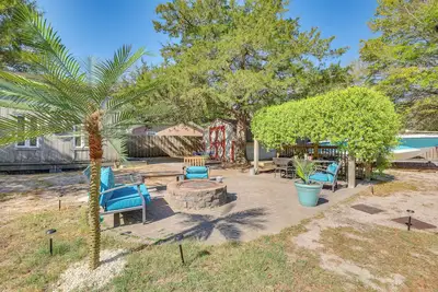 Image de Fenced Yard! Family Getaway 6 Mi to Carolina Beach
