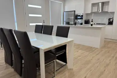 Image de Grand Family Estate for 20 people in Macarthur