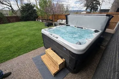 Image de Backyard Escape + Hot Tub - Minutes to Red Rocks & Denver-Large Basement Hangout