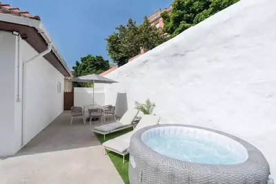 Image de Relaxed Patio & Jacuzzi Flat by HostWise