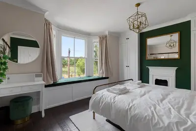 Image de Quayside Haven is a charming three-bedroom period town house