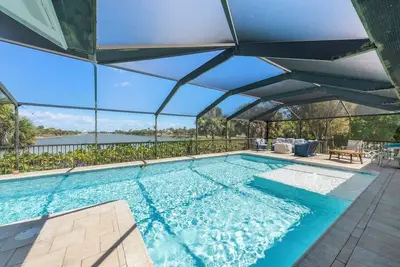 Image de Bubbles Up: Island Paradise with Pool & Lake Views!