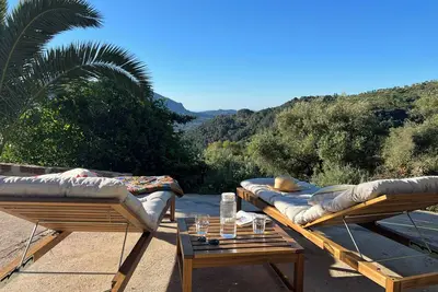Image de Nature – avec grande piscine et vue sur la mer