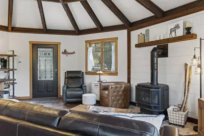 Image de Charming Modern‑Rustic Retreat with a Chef’s Kitchen