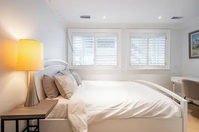 Image de Lakefront Retreat 10 Min from downtown Toronto
