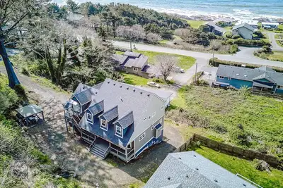 Image de Modern Yachats Home with Luxurious Finishes, Three Bedrooms, Close to Beach and