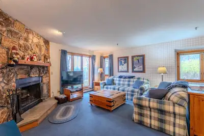 Image de Stratton walk on/off, walk to food/drink, fireplace