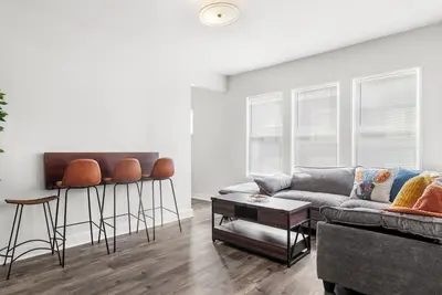 Image de Modern Retreat with 3King Beds • Prime Location