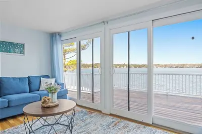 Image de Serene Lakefront Retreat: Kayaks, Fire Pit, Views, Fishing & Modern Comfort