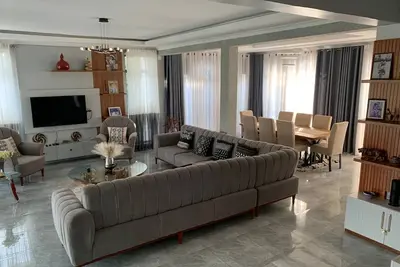 Image de Modern Kagugu villa: ensuite bedrooms, bright spaces, secure, near golf club.