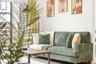 Image de 2br Modern Condo | High Ceilings, Ensuite & Patio