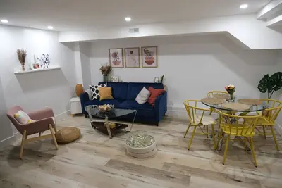 Image de Brand new basement apartment in East York. 10 min to subway, Go train & ravine!