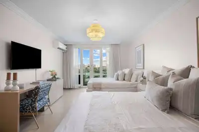 Image de Modern Studio ° Scenic Lagoon Window View