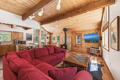 Image de Ruby Retreat by Tahoe Getaways - Pet Friendly 3 Br in Tahoe Donner w/ Hoa
