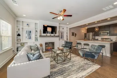 Image de Luxury Gated Townhome For Full World Cup Stay w/2 Car Garage + Safe & Private