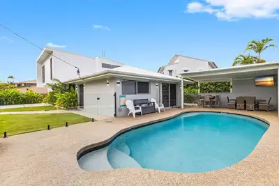 Image de Spacious 4-Bed Coastal Home with Pool