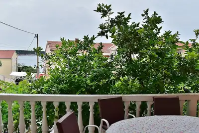 Image de Appartement de deux chambres avec le balcon et la vue sur le mer Banjol, Rab (A-25541-a)