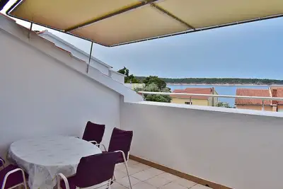Image de Appartement de deux chambres avec le balcon et la vue sur le mer Banjol, Rab (A-25541-d)
