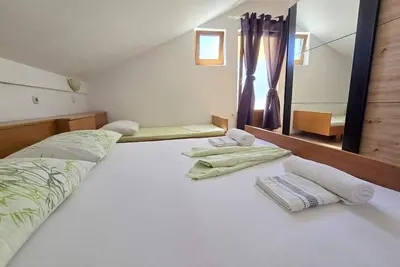 Image de Appartement d'une chambre avec le balcon et la vue sur le mer Banjol, Rab (A-25541-e)